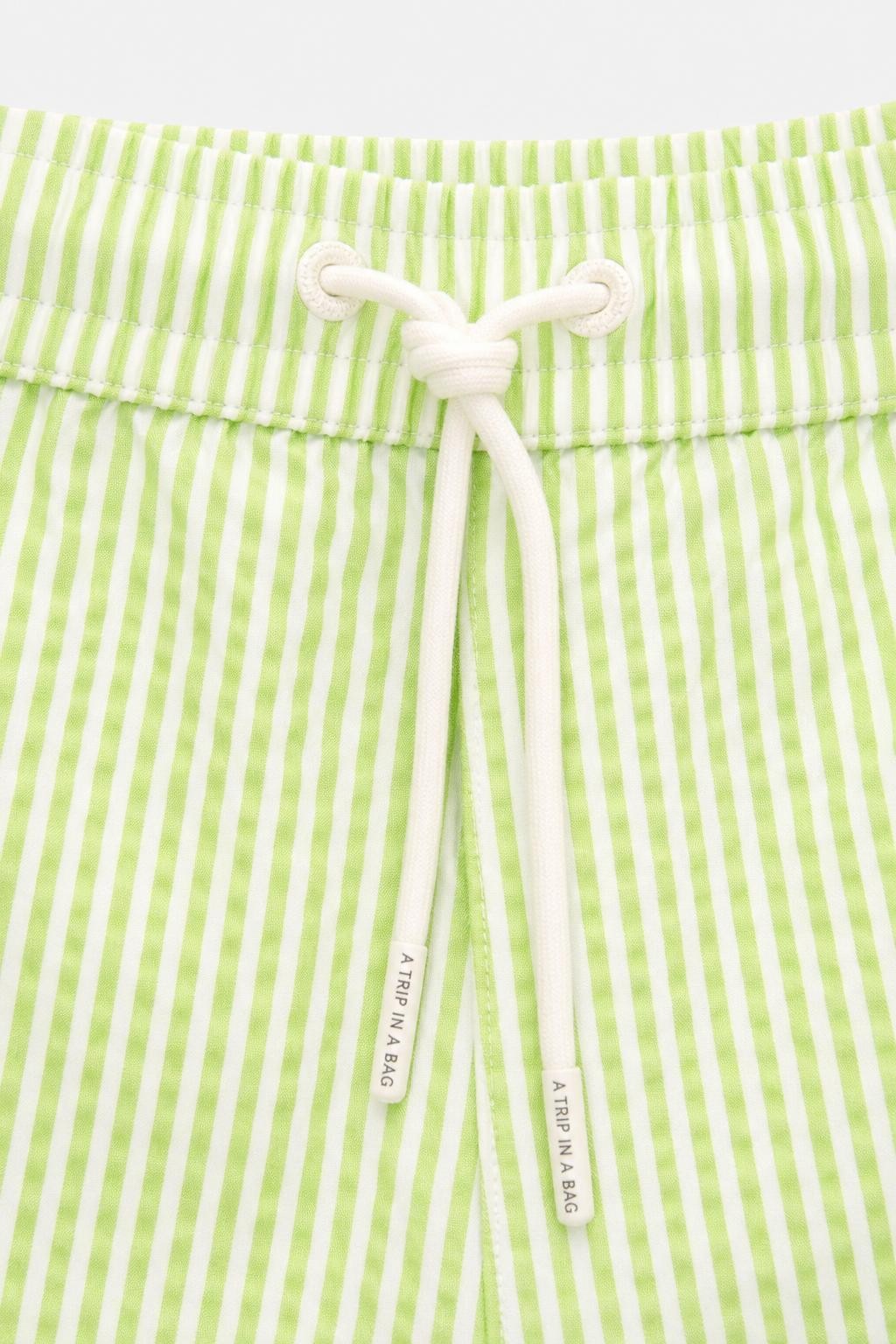 04651/ A Trip in a Tasche Seersucker Badeshorts Pastel Grün / Weiß gestreift