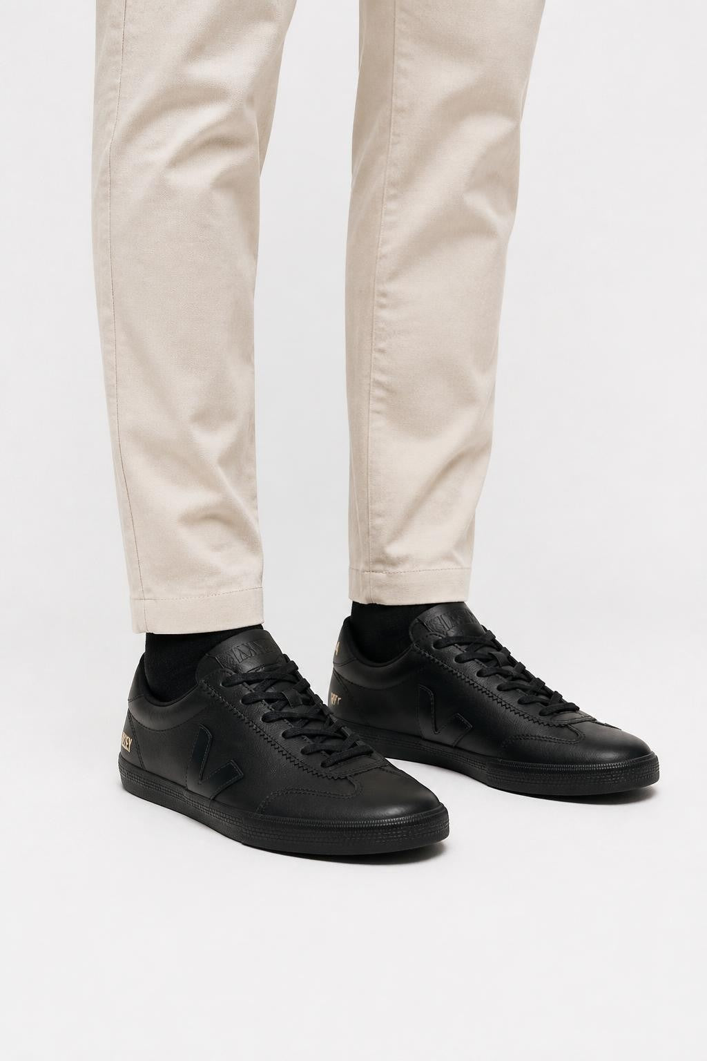 Veja Leather Sneakers 'Volley O.T.' Black